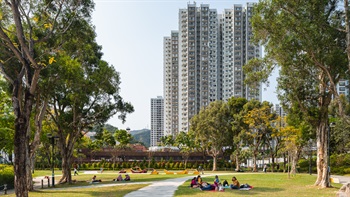 Sha Tin Park links closely with the Town Centre and provides open landscape spaces for the enjoyment of nearby residents. Large lawns attract many visitors who take advantage of the space for picnics and other activities.